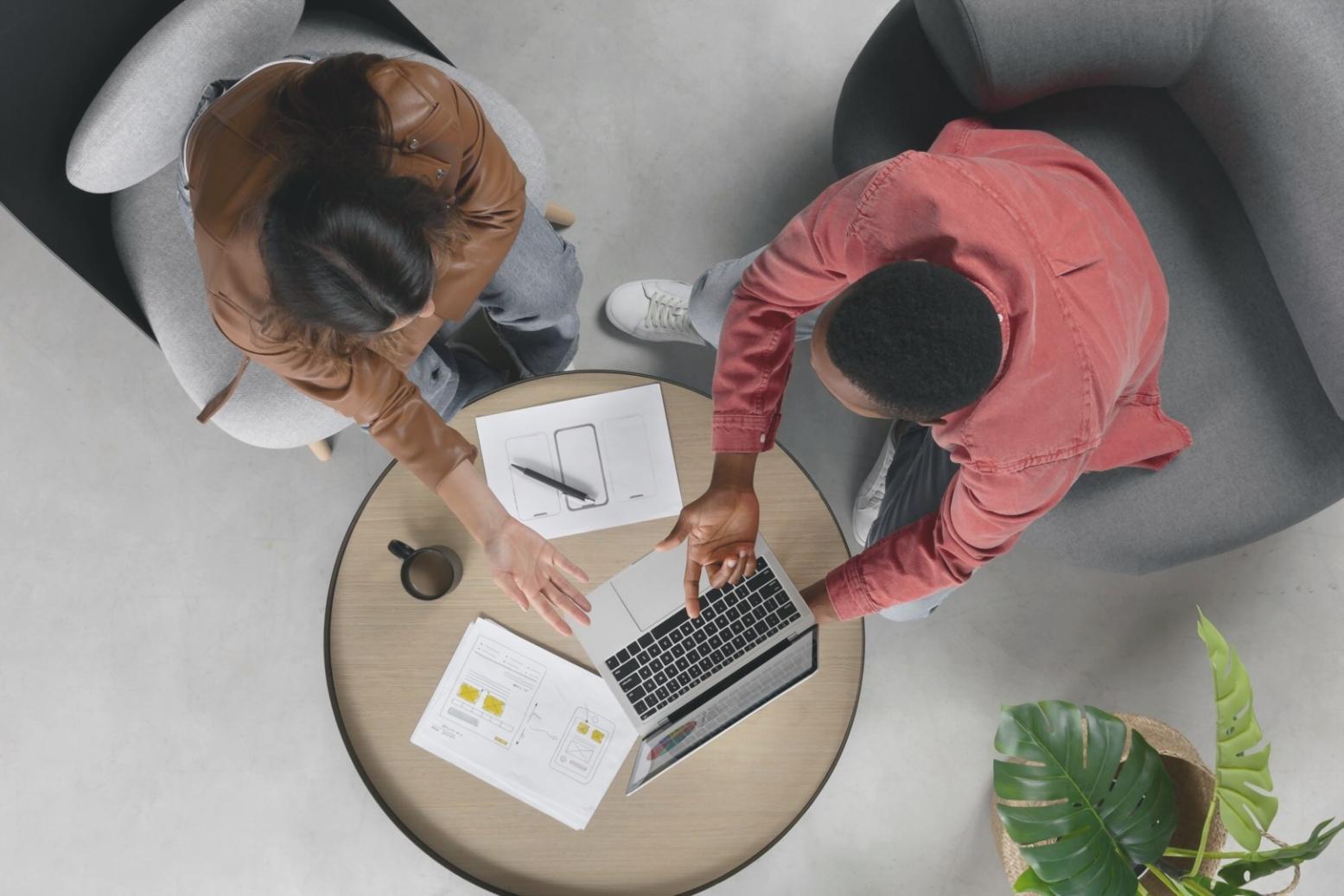 Espace de formation moderne avec matériel pédagogique pour entrepreneurs