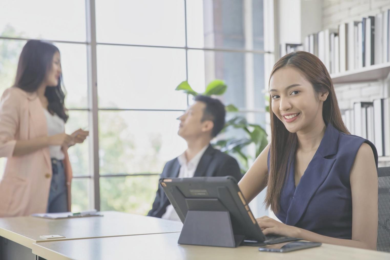 Bureau moderne avec vue sur ordinateurs et documents stratégiques