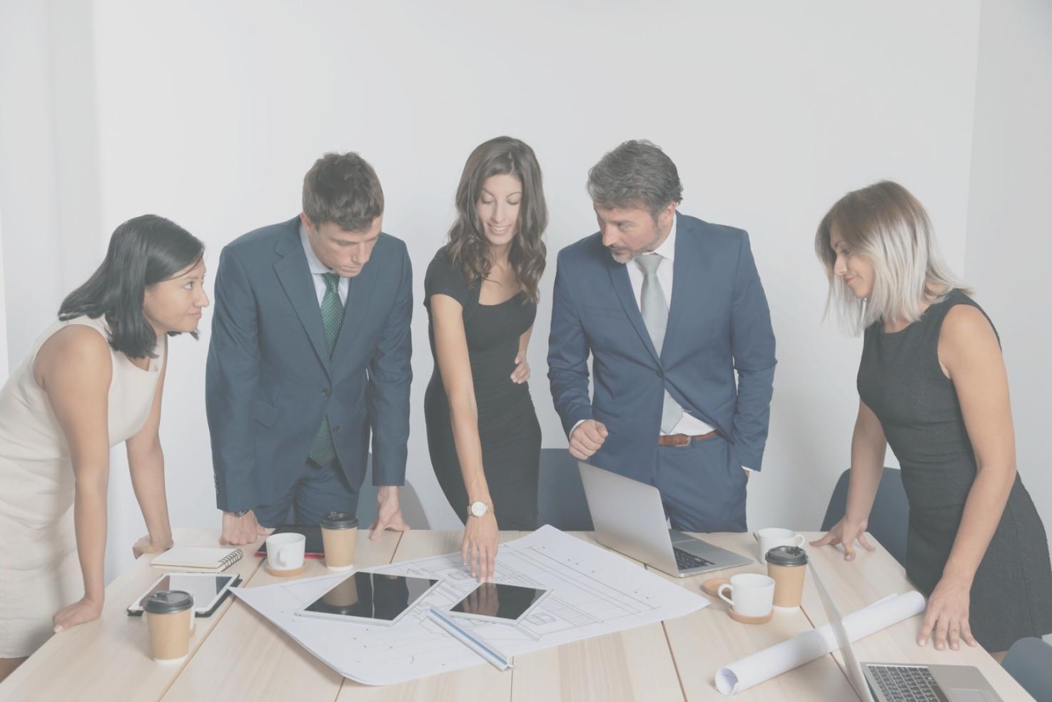 Équipe travaillant sur des stratégies financières pour startups