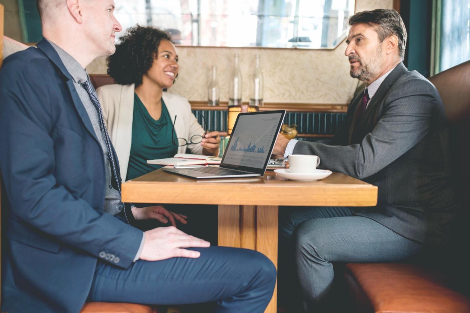 Espace de travail moderne avec documents financiers et outils stratégiques